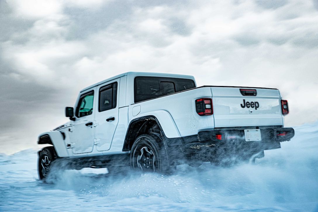 🏔️ 5 essential car items to stay safe during winter and snow conditions in the Swiss Alps