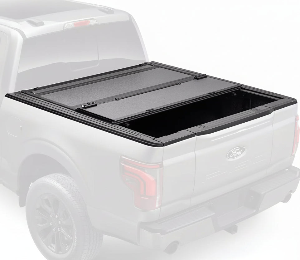 Eine schwarze BAKFlip MX4 (GEN3) Ford Ranger T6-Ladeflächenabdeckung, die auf der Ladefläche eines weißen Lastwagens angebracht ist, abgebildet vor einem sauberen weißen Hintergrund.