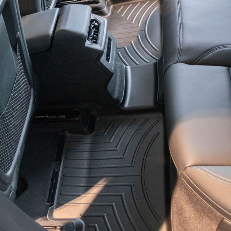 Tappetino nero su misura per la seconda fila dell’Audi Q6 e-tron, da installare a bordo del veicolo